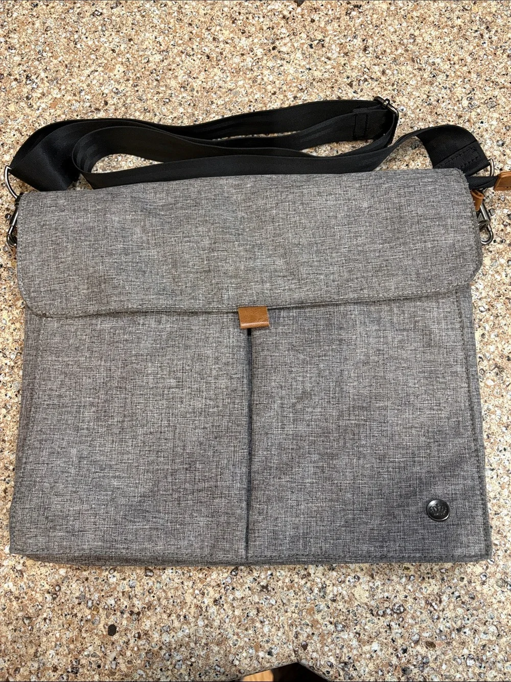 PKG Toronto Canada city laptop messenger bag in grey - EUC